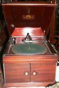 090167 MAHOGANY VICTROLA