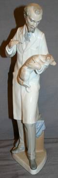 080268 LLADRO PORCELAIN FIGURE OF A VETERINARIAN