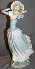 080270 LLADRO PORCELAIN FIGURE OF A WOMAN H 14