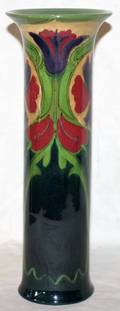092383 DUTCH STYLE POTTERY VASE WTULIP MOTIF H 11