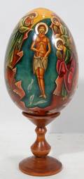 081491 RUSSIAN LACQUERED WOOD EGG ON STAND 1996 H 10