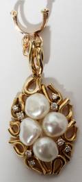 121079 18KT GOLD PEARL  DIAMOND PENDANT