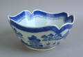 Canton scalloped edge serving bowl early 19th c