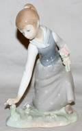 121518 LLADRO PORCELAIN FIGURE GIRL WITH FLOWERS