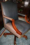 031070 LEATHER AND MAHOGANY SWIVEL CHAIR