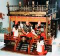 030147 JAPANESE DOLLS IN LACQUER DIORAMA SETTING