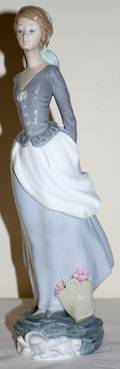 031235 LLADRO PORCELAIN FIGURE SEA BREEZE H 14