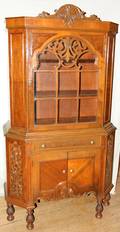 070256 PLANTATION OAK HUTCH GLASS FRONT CARVED H 73