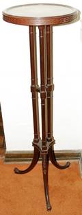 092231 AMERICAN MAHOGANY PEDESTAL ON A TRIPOD BASE