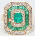061371 18KT YELLOW GOLD EMERALD  DIAMOND RING