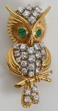 061379 YELLOW GOLD DIAMOND  EMERALD OWL BROOCH
