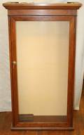 081579 MAHOGANY BOOKCASEGUN CASE WGLASS DOOR