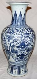 090122 CHINESE BLUE  WHITE CRACKLE PORCELAIN VASE