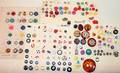 093118 MOSTLY PLASTIC PICTORIAL BUTTONS BOX LOT