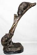 022137 BRONZE SCULPTURE OF TWO RACCOONS ON A TREE