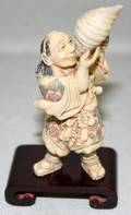 020240 JAPANESE IVORY NETSUKE MAN WCONCH SHELL H3