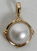 012333 14K YELLOW GOLD  MOBE PEARL PENDANT