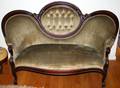 040051 VICTORIAN STYLE MAHOGANY SETTEE H38 L58