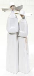 072340 LLARDO PORCELAIN FIGURINE STANDING NUNS