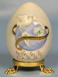 082481 GOEBEL PORCELAIN 2000 EGG ON METAL BASE