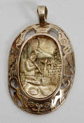 090130 OVAL YELLOW GOLD PENDANT EGYPTIAN MOTIF