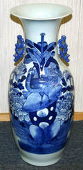 10254 CHINESE BLUE  WHITE PORCELAIN URN H 22