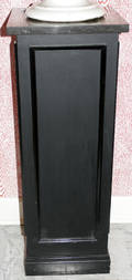 111523 WOOD SQUARE PEDESTAL W A BLACK MARBLE TOP