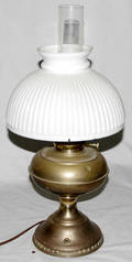 091472 BRADLEY  HUBBARD BRASS OIL LAMP GLASS SHADE