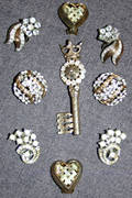 090489 TRIFARI COSTUME EARRINGS  A PIN