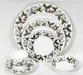 061084 WEDGWOOD PORCELAIN SERVICE STRAWBERRY HILL