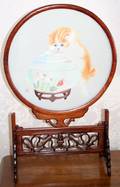 040137 CHINESE CAT MOTIF SILK EMBROIDERY ON STAND