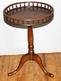 031194 QUEEN ANNE STYLE TABLE C1940 H 26 DIA 18