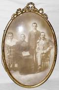 020365 ANTIQUE BRASSOVERMETAL OVAL FRAME W FAMILY