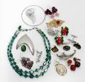 050552 COSTUME JEWELRY GROUPING W JEWELRY BOX
