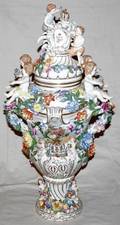 042041 SCHUMANN DRESDEN PORCELAIN COVERED URN C EARL