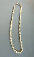 Pearl necklace with graduated pearls