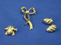 Gold Frog Pin Bow Brooch and a Pair of Ribbed Earclips