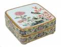 BEAUTIFUL FAMILLE ROSE PORCELAIN BOX AND COVER