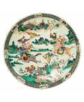 A CHINESE PORCELAIN FAMILLE VERTE CHARGER PLATE WITH BATTLE SCENE