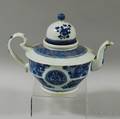 Chinese Export Porcelain Fitzhughpattern Teapot