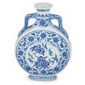 Chinese qianlong blue and white vase