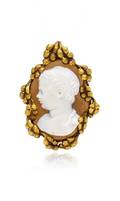 A Victorian Yellow Gold and Carved Agate Cameo Amastini