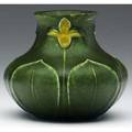 Grueby squat vessel by ruth erickson with tooled and applied pointed leaves alternating with yellow jonquils 1 line from rim a few minute flecks to high points circular pottery stampartists ciph