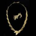Gold maple seed pod necklace  bracelet 14k yg suite each designed as a textured wreath unrecognized mark wis 872 gs link necklace 16 open cuff 1 58 tapers