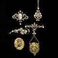 Art nouveau gold  diamond jewelry five pieces american and continental 18k ca 1890 blister pearl arabesque brooch clover brooch platinum accented pendant with seed pearls french brooch depict