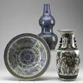 Chinese porcelain grouping provincial bottle vase three kingdoms vase and fitzhugh centerbowl 18th19th c largest 17 14