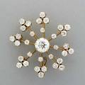 Belle epoque diamond snowflake brooch ca 1910 principal oec diamond 112 cts by formula and 32 smaller diamonds 224 cts tw 18k yg 336 cts throughout replaced clasp hinged bail 61 dwt