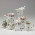 Chinese export grouping seven items early 19th c helmetshaped creamer two cider mugs small vase and three covered pieces tallest 5
