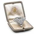 Van cleef  arpels french diamond platinum clip arrow shaped geometric arrangement of circular baguette triangular and kite cut diamonds approx 1375 cts tw mid 20th c french control marks for