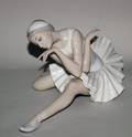 392 LLADRO PORCELAIN FIGURE OF A BALLERINA